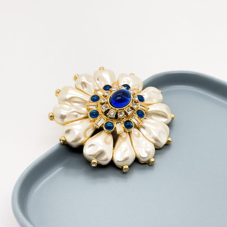 Vintage Sunflower Pearl Brooch – Elegant Palace Style Brooch for Parties and Formal Events