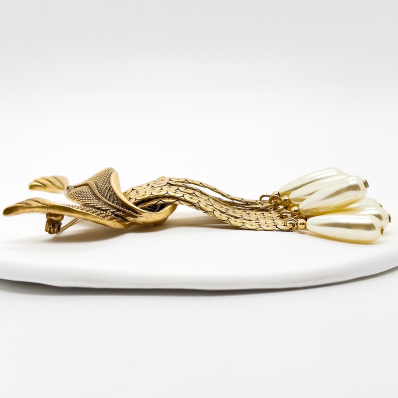 Discover Timeless Vintage Deco & Art Deco Brooches, Leaf Fringe & 3D Designs, Perfect for Parties & Weddings