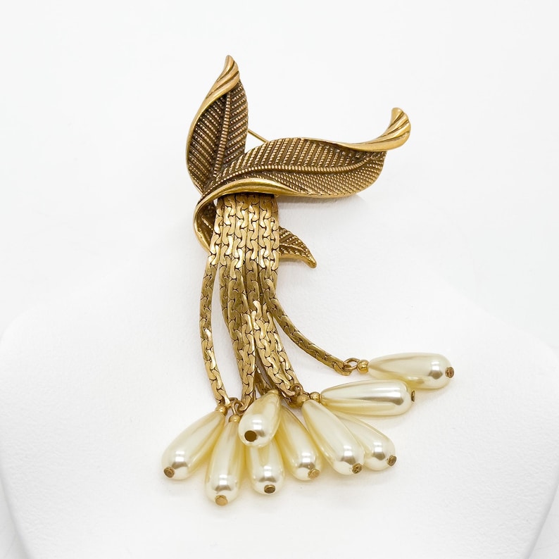 Discover Timeless Vintage Deco & Art Deco Brooches, Leaf Fringe & 3D Designs, Perfect for Parties & Weddings