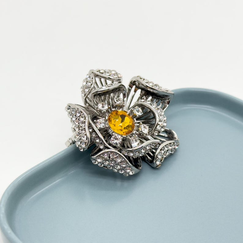 Winter Rhinestone Brooch – Elegant Crystal Flower Pin for Coats, Gifts, and Christmas Looks
