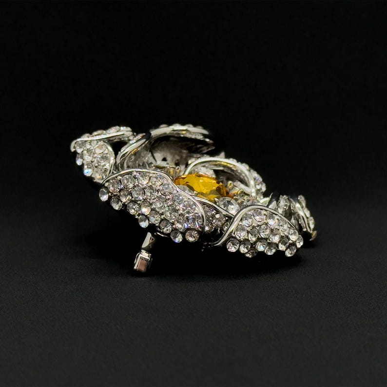 Winter Rhinestone Brooch – Elegant Crystal Flower Pin for Coats, Gifts, and Christmas Looks