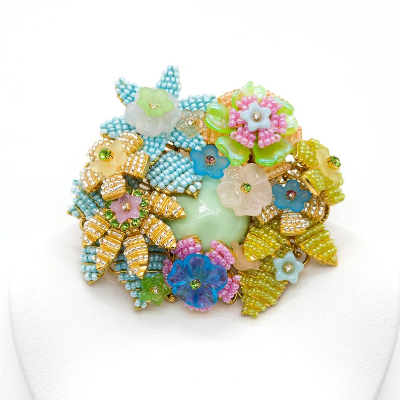 Niche Knitted Brooch – Adorable Handmade Pin for Holiday Wear, Coats, and Gifts