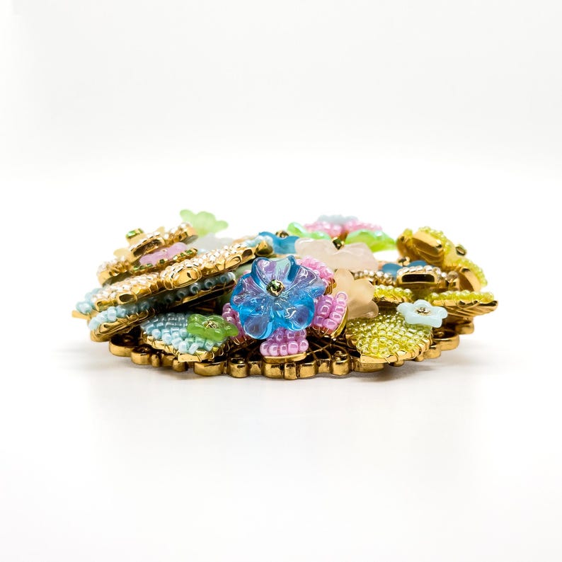 Niche Knitted Brooch – Adorable Handmade Pin for Holiday Wear, Coats, and Gifts
