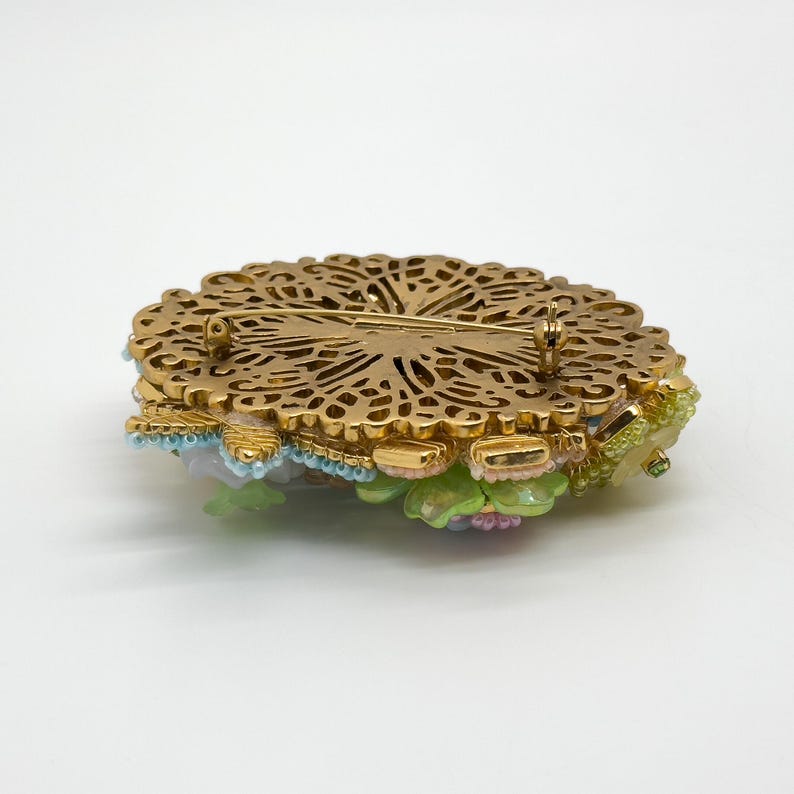 Niche Knitted Brooch – Adorable Handmade Pin for Holiday Wear, Coats, and Gifts