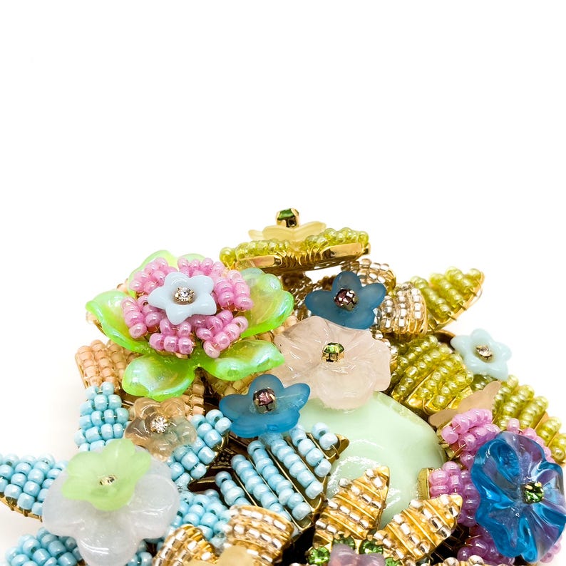 Niche Knitted Brooch – Adorable Handmade Pin for Holiday Wear, Coats, and Gifts