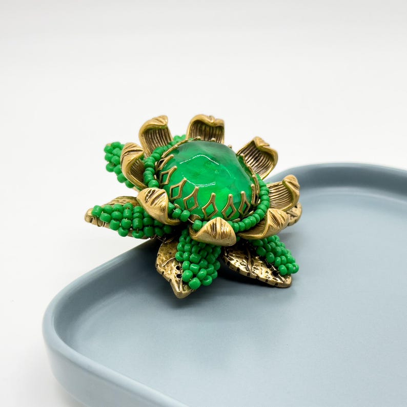 Cozy Sunflower Brooch – Knitted Green Accessory for Coats and Everyday Style