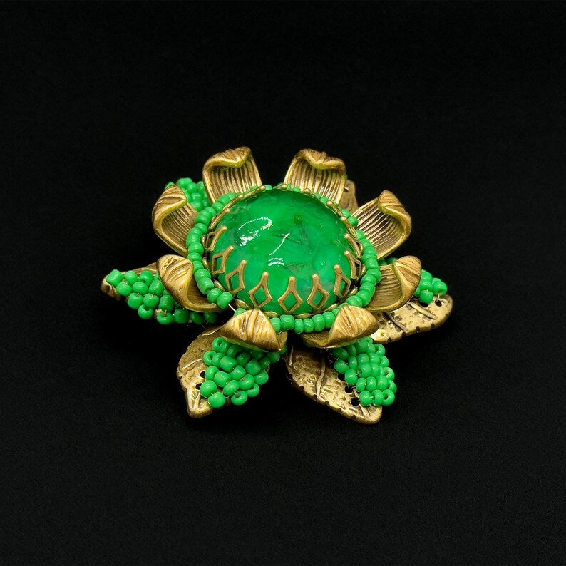 Cozy Sunflower Brooch – Knitted Green Accessory for Coats and Everyday Style