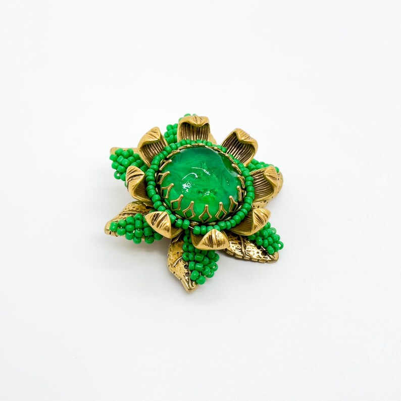Cozy Sunflower Brooch – Knitted Green Accessory for Coats and Everyday Style