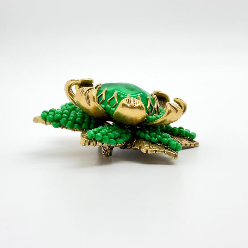 Cozy Sunflower Brooch – Knitted Green Accessory for Coats and Everyday Style