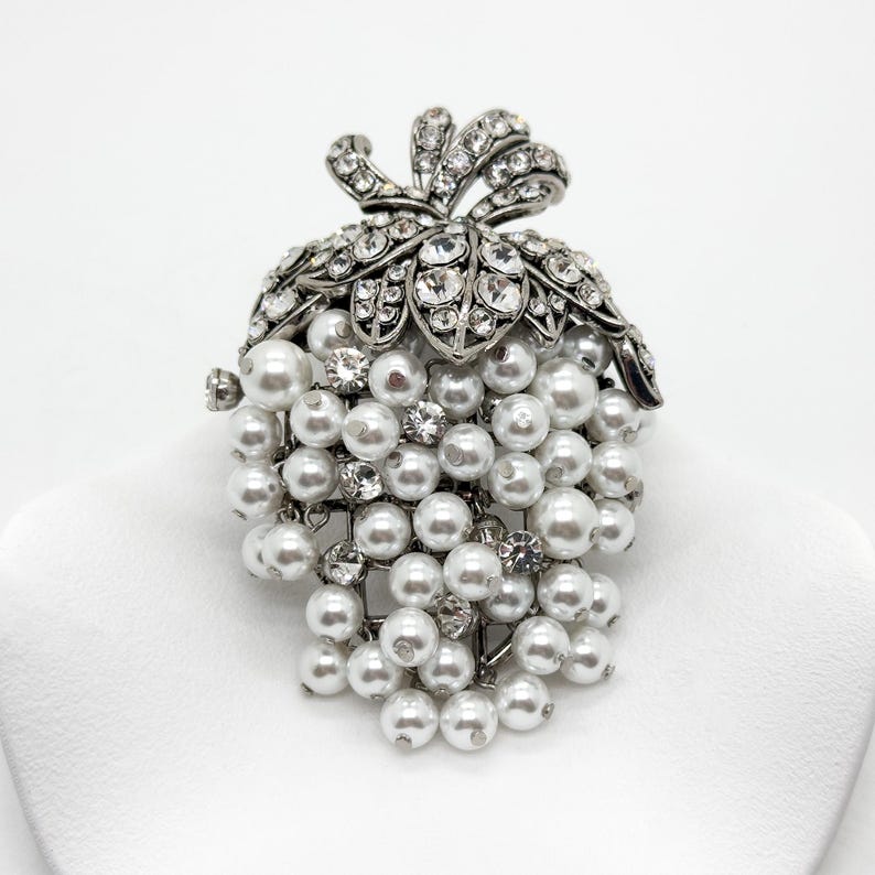 Chic Art Deco Grape Brooch – 1960s-Inspired Pearl Pin for Women’s Holiday & Evening Wear