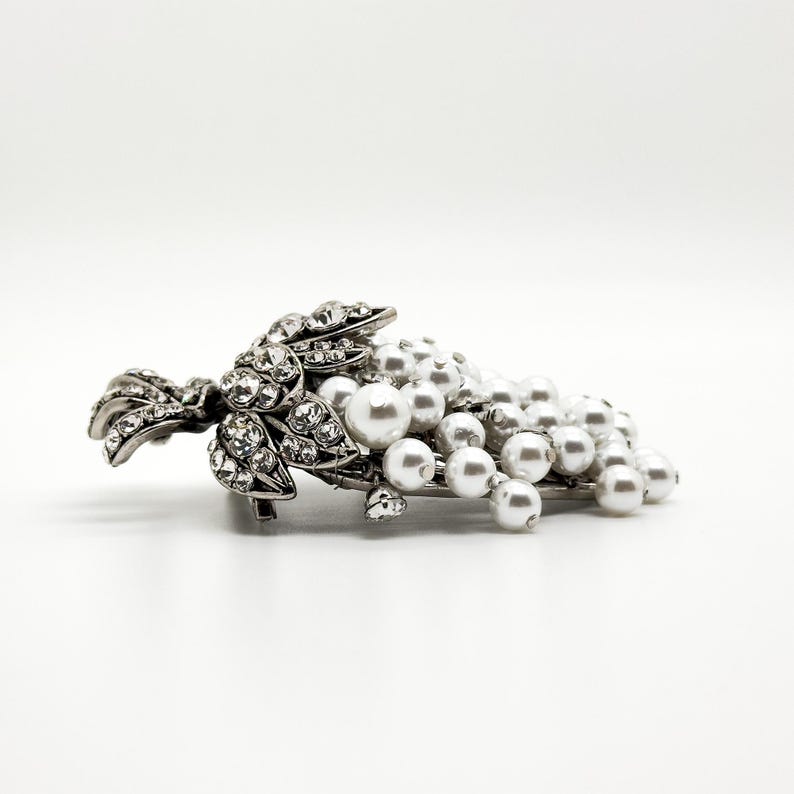 Chic Art Deco Grape Brooch – 1960s-Inspired Pearl Pin for Women’s Holiday & Evening Wear