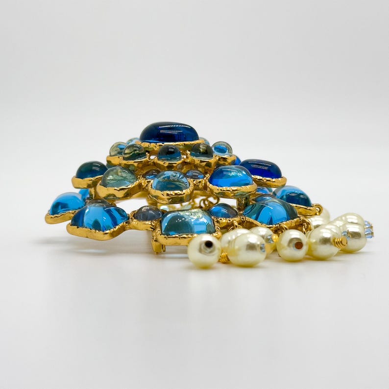 Palace Style Pearl Brooch – French-Inspired Coat Pin for Elegant Party Looks
