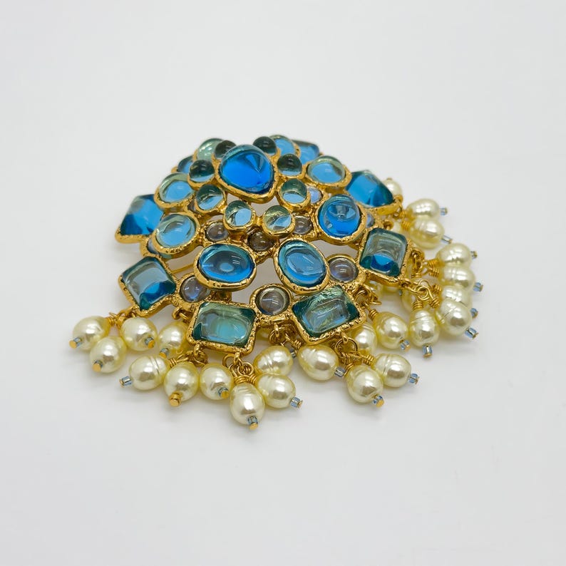 Palace Style Pearl Brooch – French-Inspired Coat Pin for Elegant Party Looks