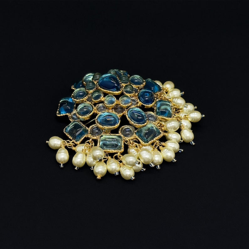 Palace Style Pearl Brooch – French-Inspired Coat Pin for Elegant Party Looks