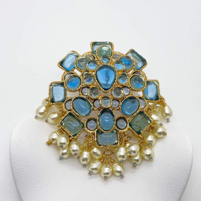 Palace Style Pearl Brooch – French-Inspired Coat Pin for Elegant Party Looks