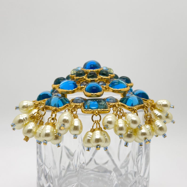 Palace Style Pearl Brooch – French-Inspired Coat Pin for Elegant Party Looks