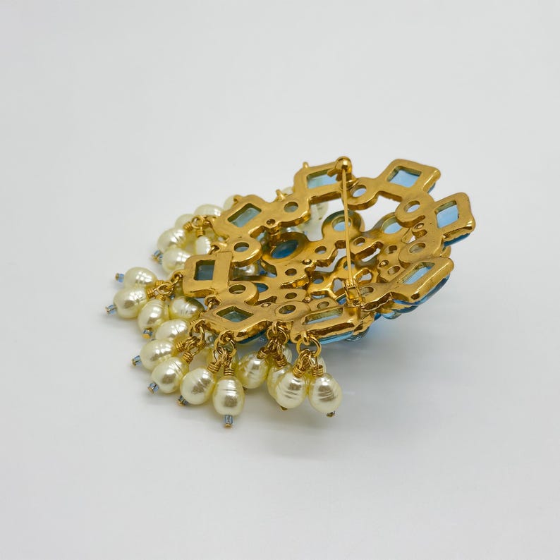 Palace Style Pearl Brooch – French-Inspired Coat Pin for Elegant Party Looks