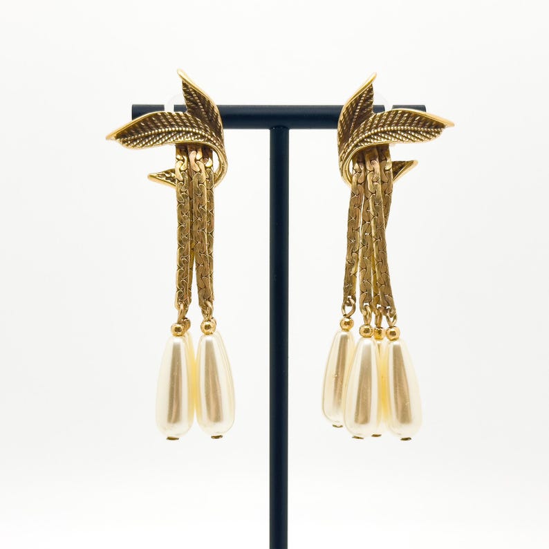 Discover Timeless Vintage Deco & Art Deco Brooches, Leaf Fringe & 3D Designs, Perfect for Parties & Weddings