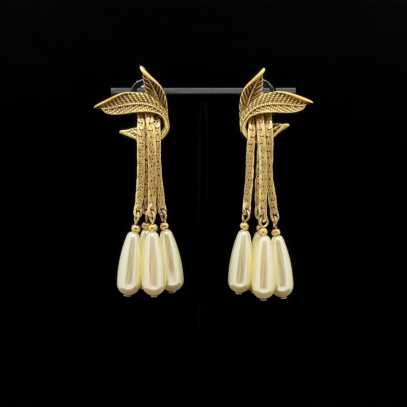 Discover Timeless Vintage Deco & Art Deco Brooches, Leaf Fringe & 3D Designs, Perfect for Parties & Weddings