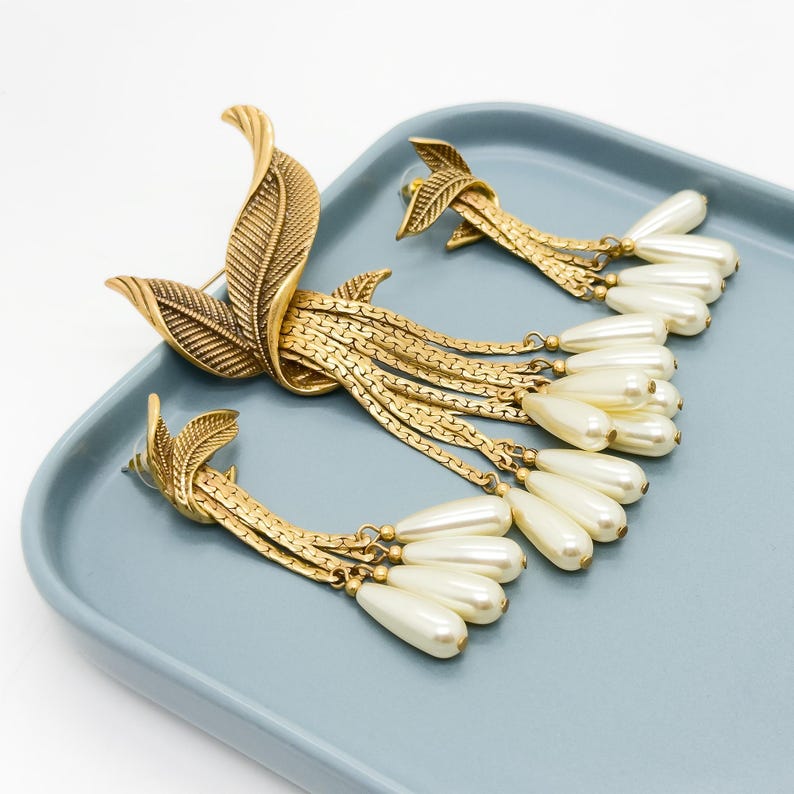 Discover Timeless Vintage Deco & Art Deco Brooches, Leaf Fringe & 3D Designs, Perfect for Parties & Weddings