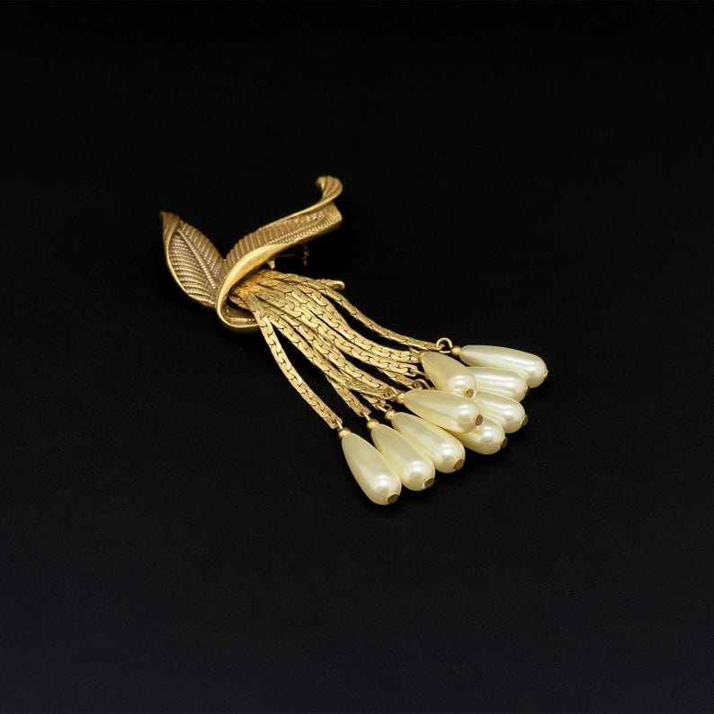 Discover Timeless Vintage Deco & Art Deco Brooches, Leaf Fringe & 3D Designs, Perfect for Parties & Weddings