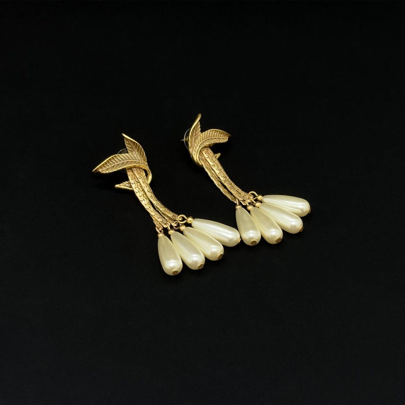 Discover Timeless Vintage Deco & Art Deco Brooches, Leaf Fringe & 3D Designs, Perfect for Parties & Weddings