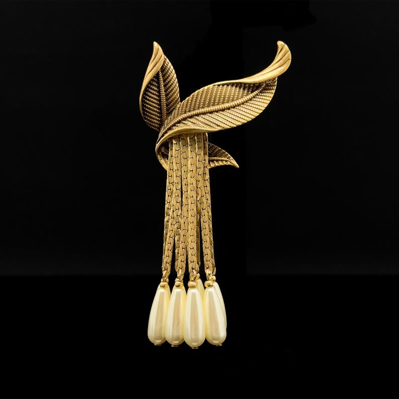 Discover Timeless Vintage Deco & Art Deco Brooches, Leaf Fringe & 3D Designs, Perfect for Parties & Weddings