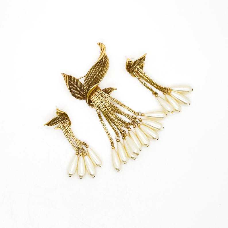 Discover Timeless Vintage Deco & Art Deco Brooches, Leaf Fringe & 3D Designs, Perfect for Parties & Weddings