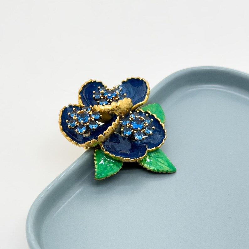 Elegant Leaf Brooch with 3D Floral Design – Festive Christmas Pin for Women’s Coats