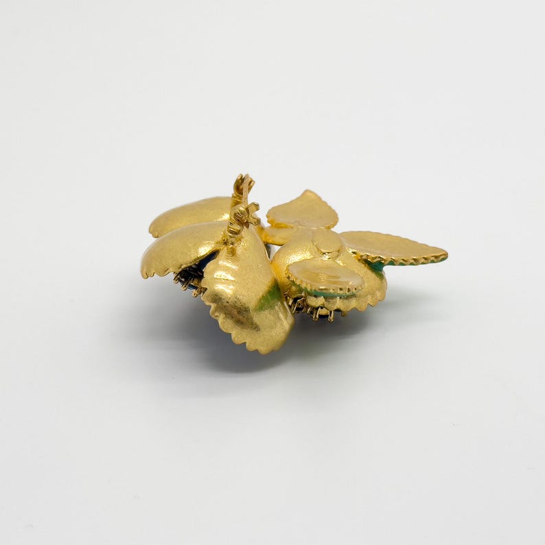 Elegant Leaf Brooch with 3D Floral Design – Festive Christmas Pin for Women’s Coats