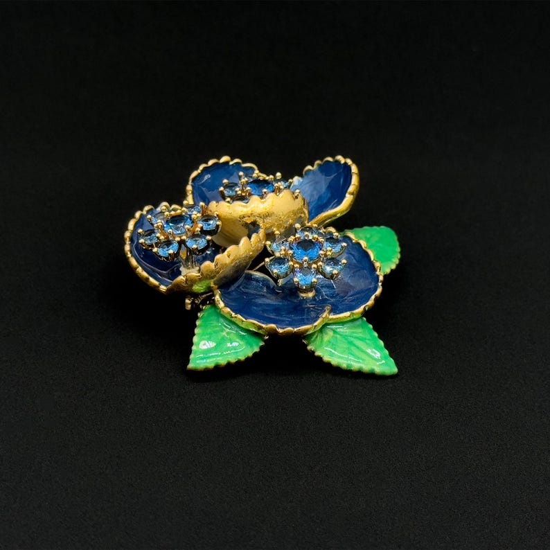 Elegant Leaf Brooch with 3D Floral Design – Festive Christmas Pin for Women’s Coats