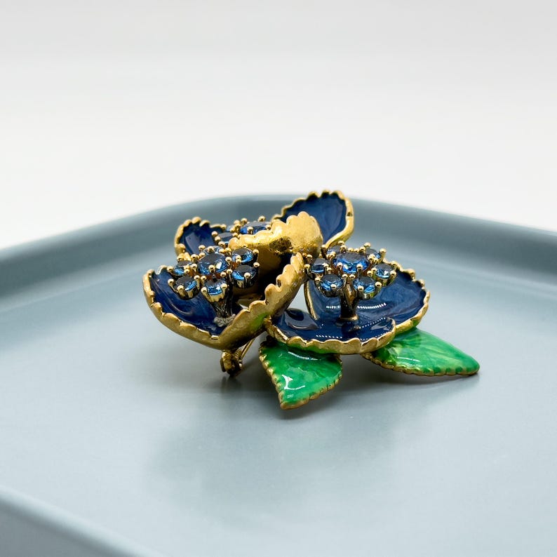 Elegant Leaf Brooch with 3D Floral Design – Festive Christmas Pin for Women’s Coats