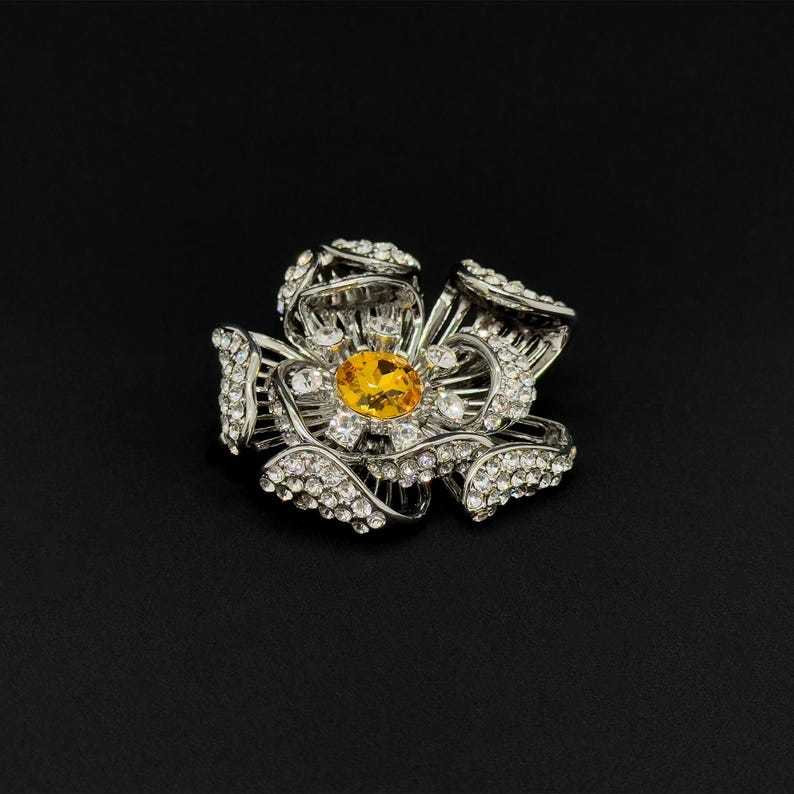 Winter Rhinestone Brooch – Elegant Crystal Flower Pin for Coats, Gifts, and Christmas Looks