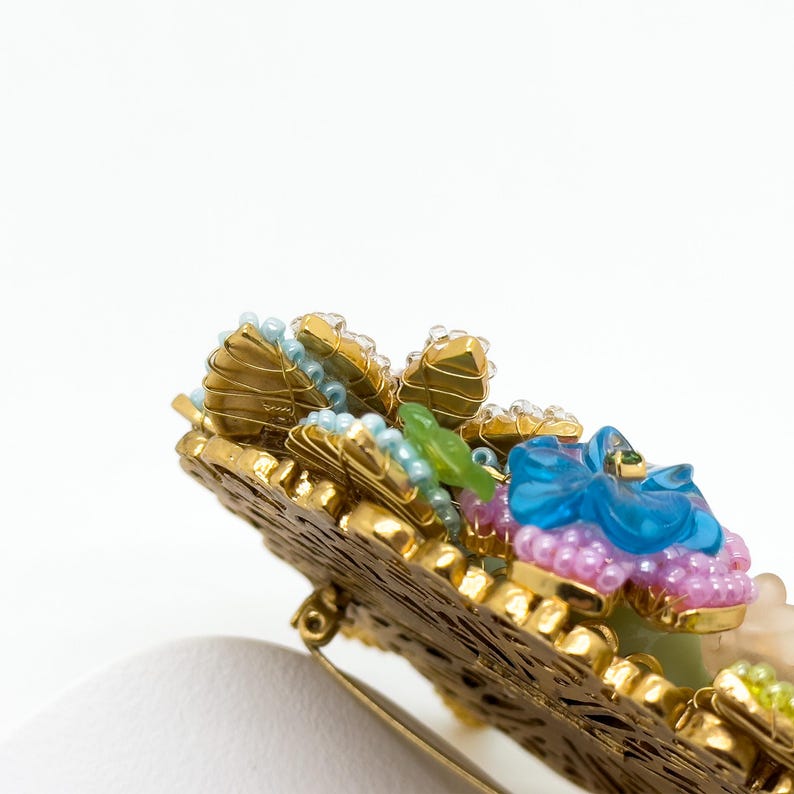 Niche Knitted Brooch – Adorable Handmade Pin for Holiday Wear, Coats, and Gifts