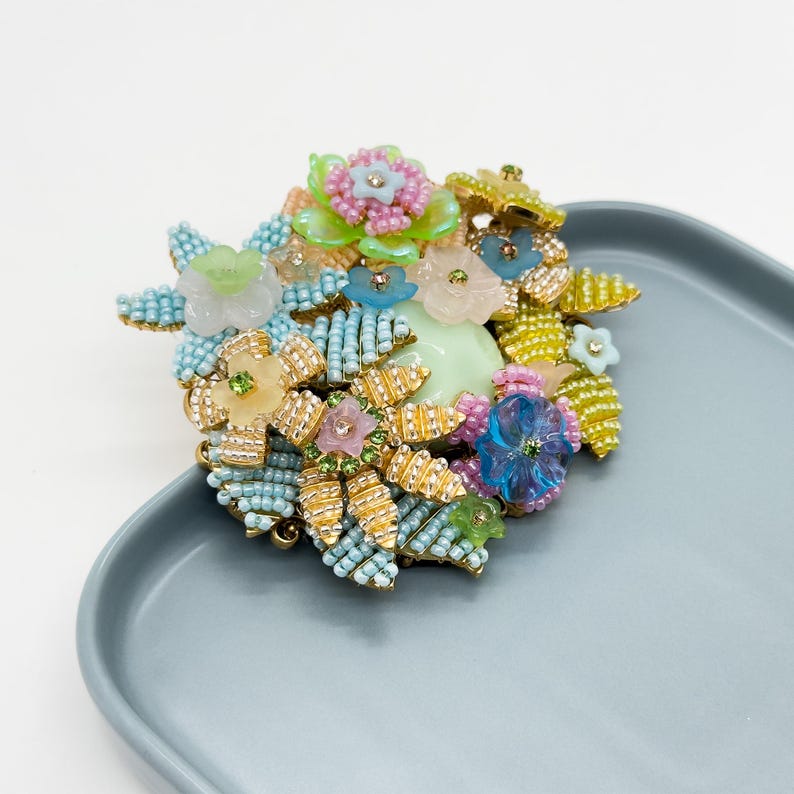 Niche Knitted Brooch – Adorable Handmade Pin for Holiday Wear, Coats, and Gifts