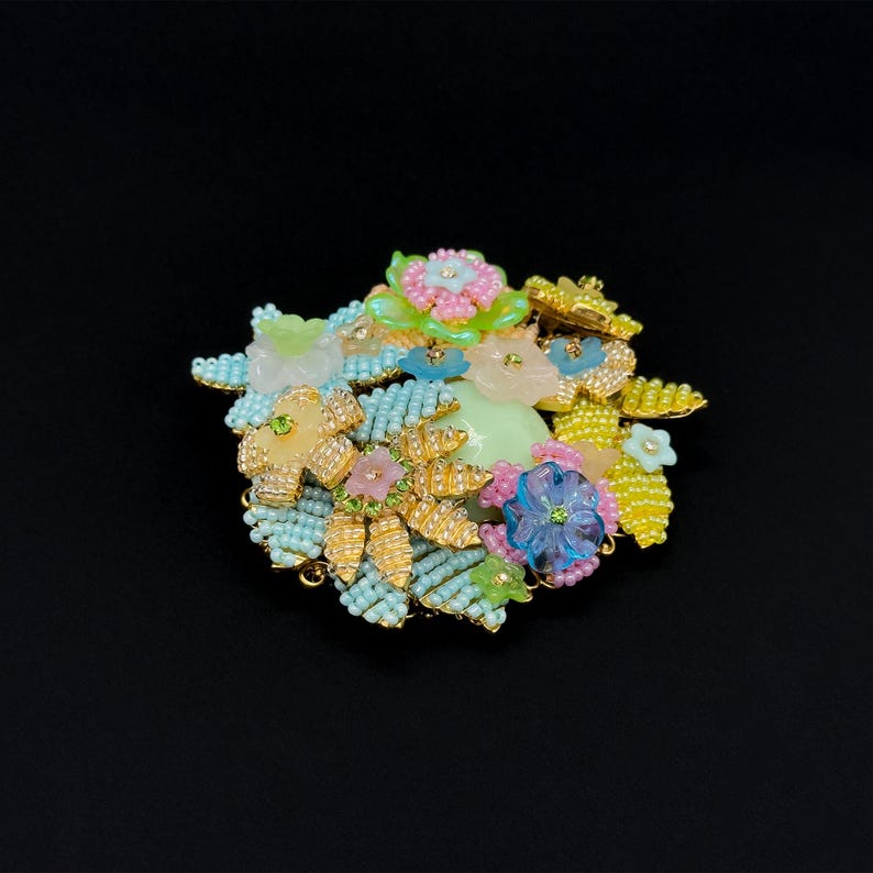 Niche Knitted Brooch – Adorable Handmade Pin for Holiday Wear, Coats, and Gifts