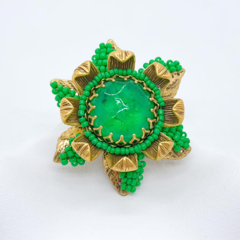 Cozy Sunflower Brooch – Knitted Green Accessory for Coats and Everyday Style