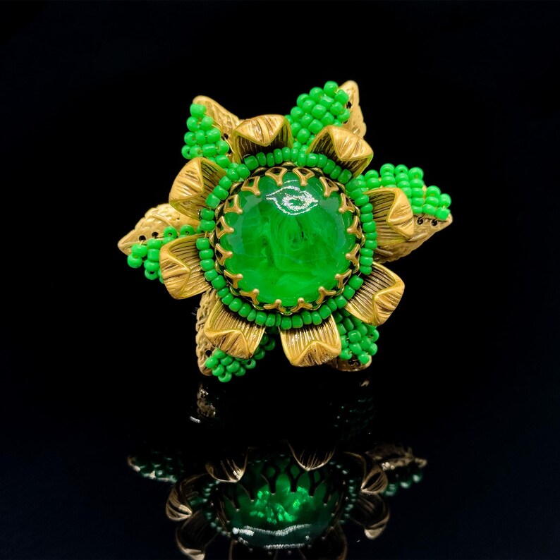 Cozy Sunflower Brooch – Knitted Green Accessory for Coats and Everyday Style