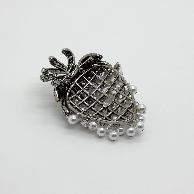 Chic Art Deco Grape Brooch – 1960s-Inspired Pearl Pin for Women’s Holiday & Evening Wear