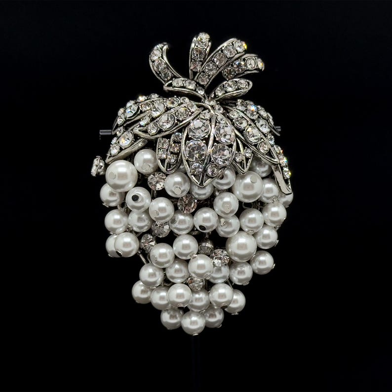 Chic Art Deco Grape Brooch – 1960s-Inspired Pearl Pin for Women’s Holiday & Evening Wear