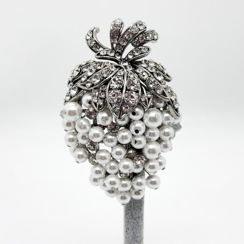 Chic Art Deco Grape Brooch – 1960s-Inspired Pearl Pin for Women’s Holiday & Evening Wear