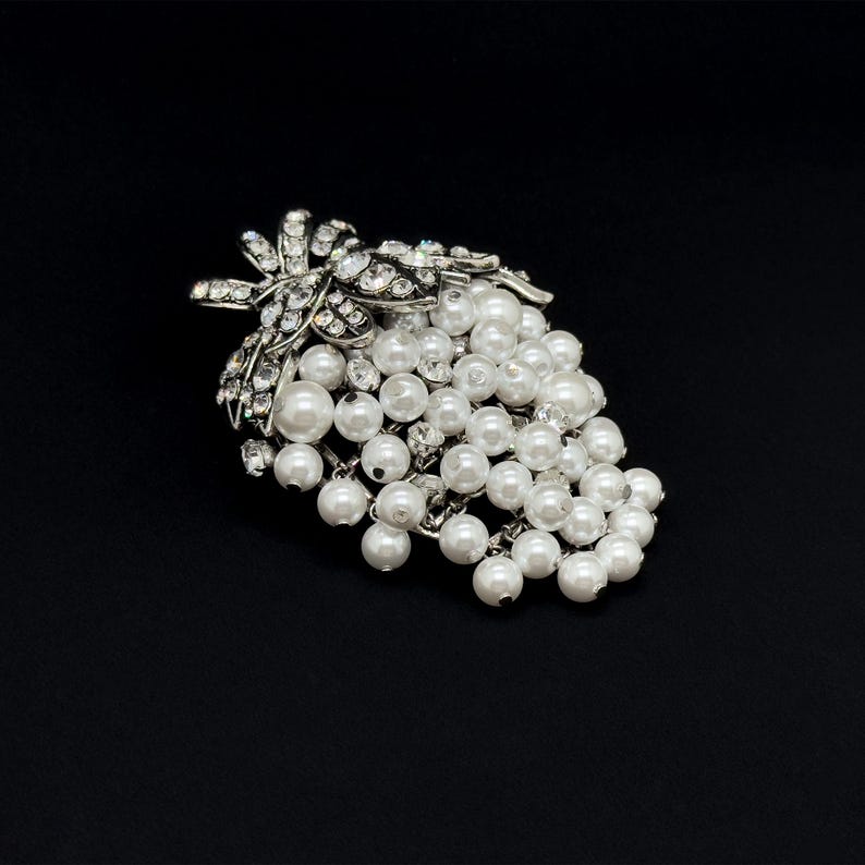 Chic Art Deco Grape Brooch – 1960s-Inspired Pearl Pin for Women’s Holiday & Evening Wear