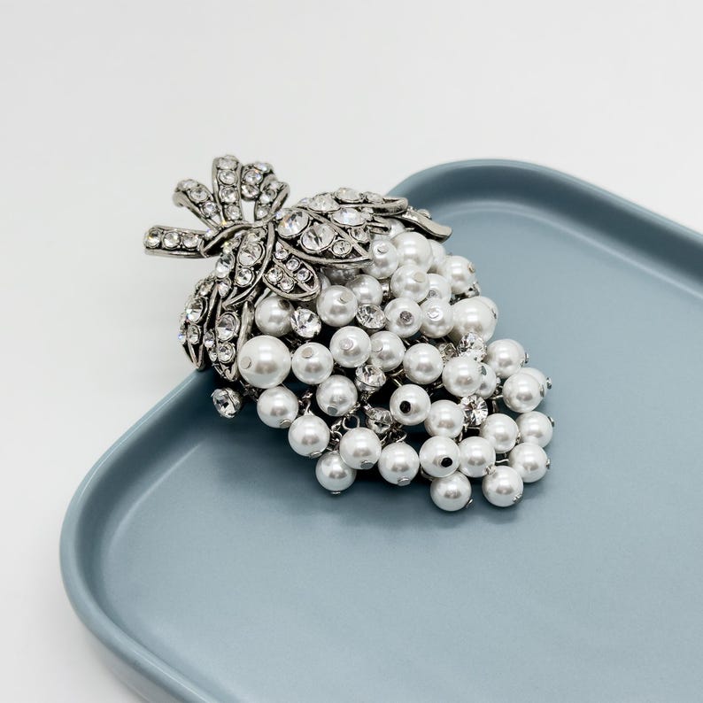 Chic Art Deco Grape Brooch – 1960s-Inspired Pearl Pin for Women’s Holiday & Evening Wear