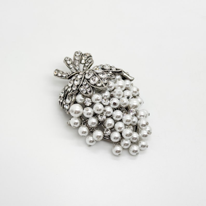 Chic Art Deco Grape Brooch – 1960s-Inspired Pearl Pin for Women’s Holiday & Evening Wear