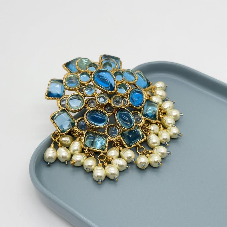 Palace Style Pearl Brooch – French-Inspired Coat Pin for Elegant Party Looks
