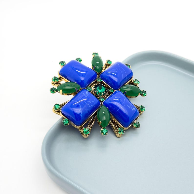 Cross Gemstone Brooch – Elegant Blue Brooch for Overcoats and Winter Elegance