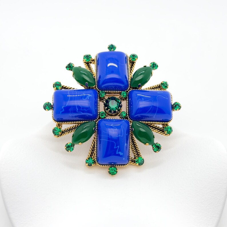 Cross Gemstone Brooch – Elegant Blue Brooch for Overcoats and Winter Elegance