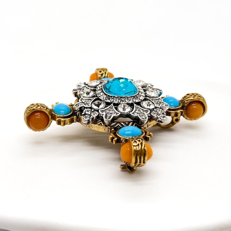 Baroque Cross Brooch – Vintage Courtly Fashion Pin for Holiday and Coat Styling
