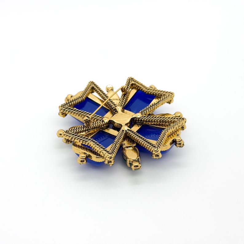 Cross Gemstone Brooch – Elegant Blue Brooch for Overcoats and Winter Elegance