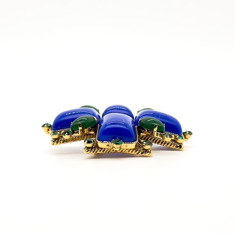 Cross Gemstone Brooch – Elegant Blue Brooch for Overcoats and Winter Elegance